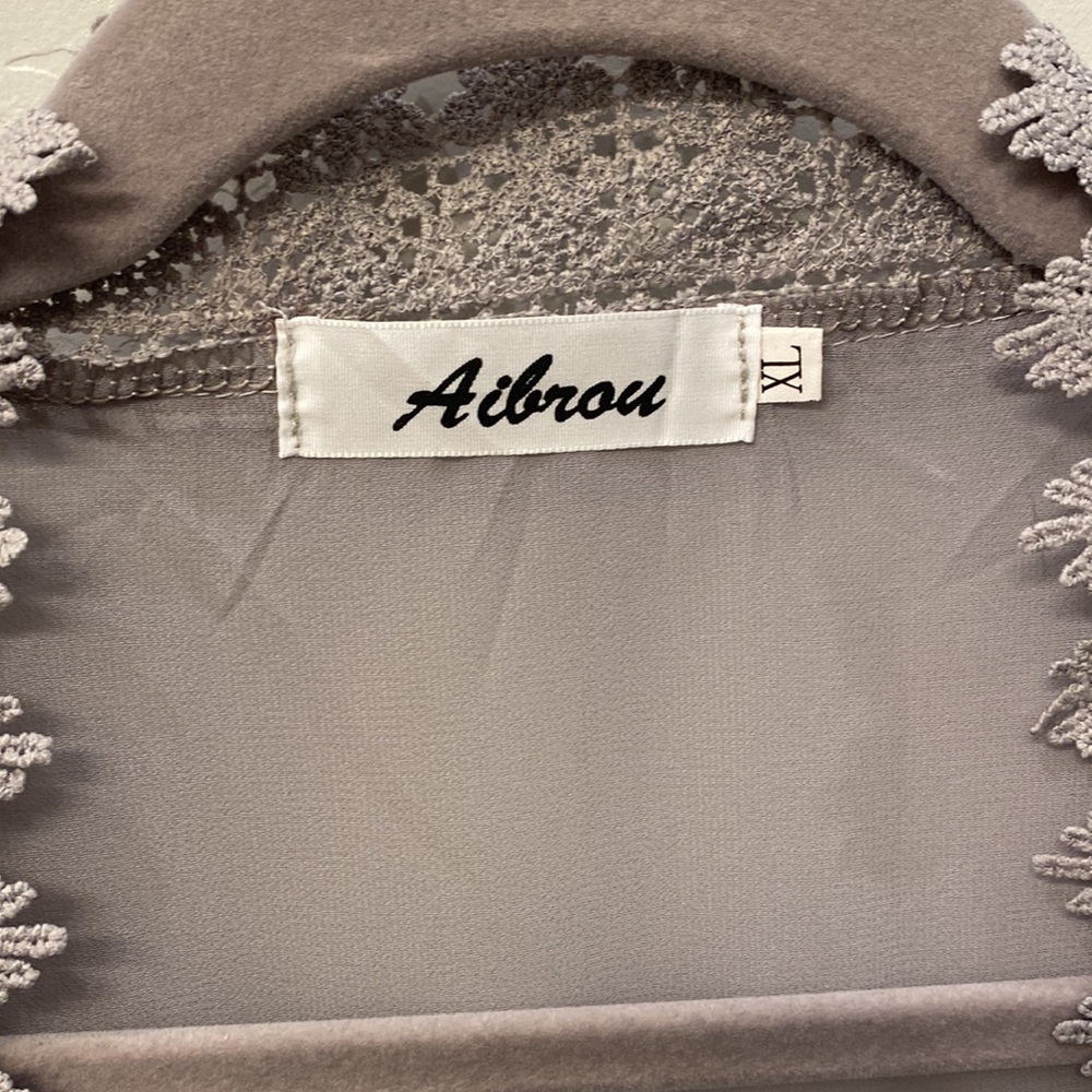 Sheer gray kimono with crochet trim NWOT - Picture 2 of 6